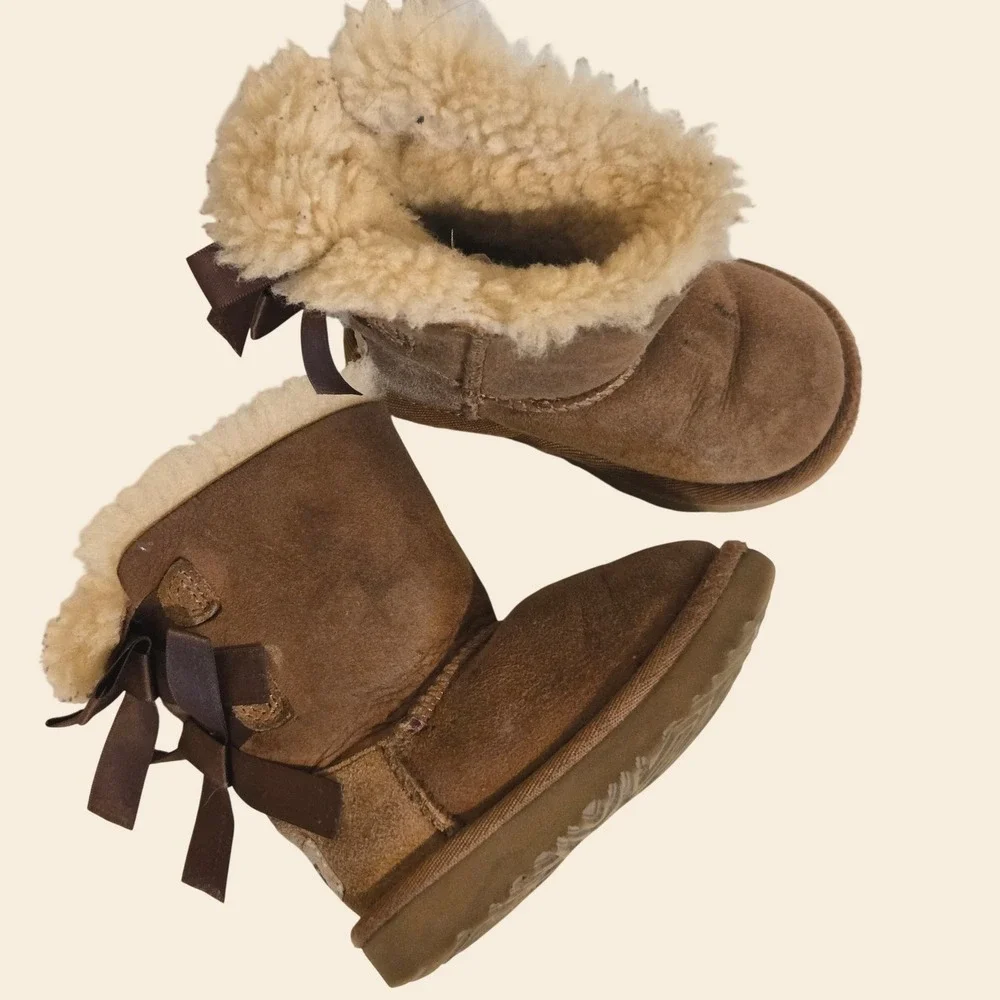 UGG Bailey Bow Chestnut Suede Sheepskin Boots Kids Size 6 Brown S2HT7